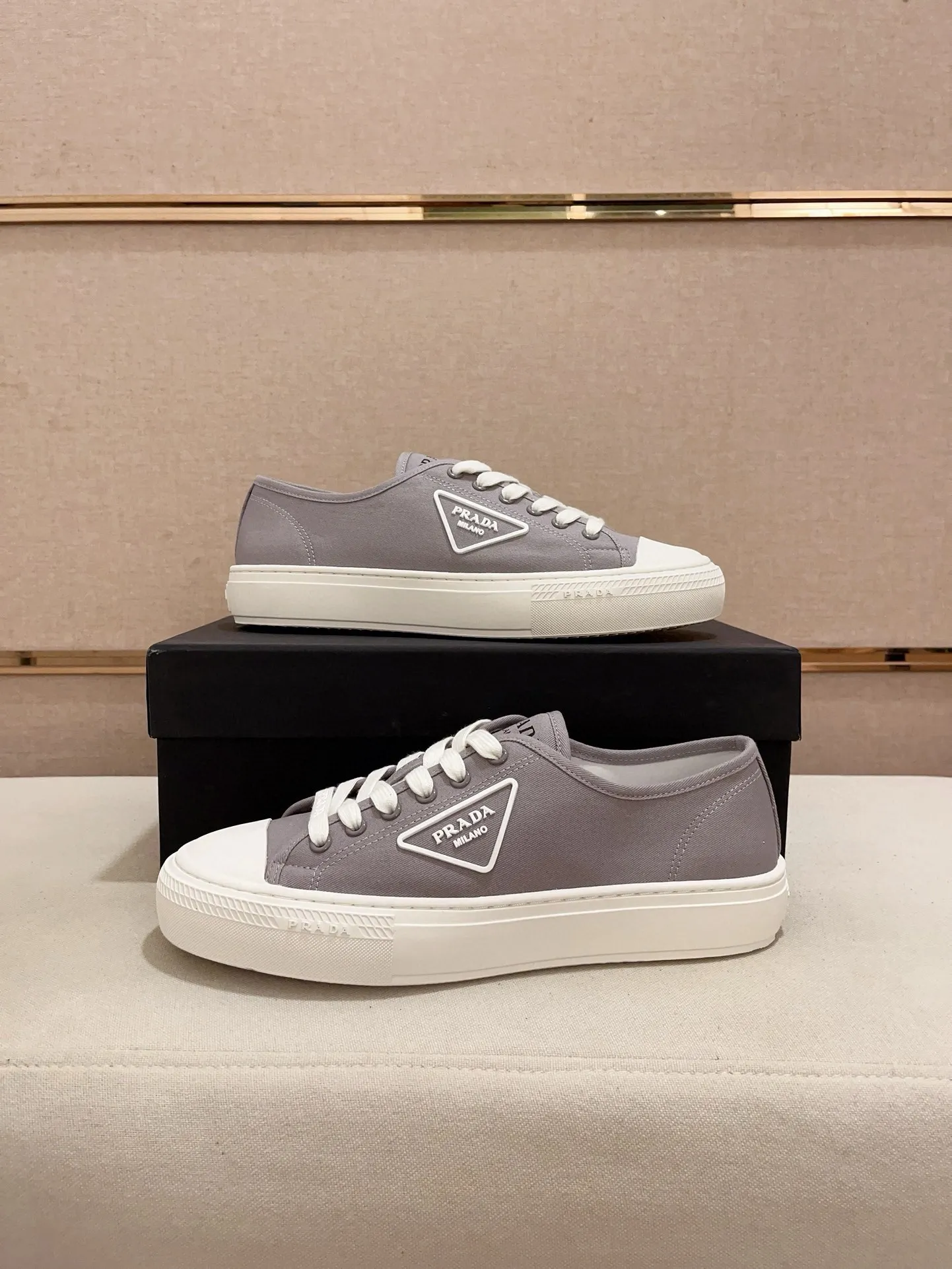 Men's shoes 💰 580💰 ✔️✔️✔️High-quality new PRADA counters are launched at the same time. The new men's shoes and 😘fabrics are selected from first-layer cowhide and are made by pure handicrafts. Lining: Full cowhide lining. 👍🏿 High-end ☄️ air-cushion molded anti-slip rubber outsole, exquisite lines, simple and elegant, comfortable and high-end for leisure travel. Code number: 38 to 44 (45 can be customized)